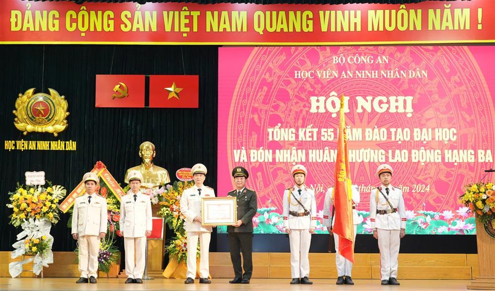 Thừa ủy quyền, Thứ trưởng Trần Quốc Tỏ trao Huân chương Lao động hạng Ba tặng Học viện An ninh nhân dân.